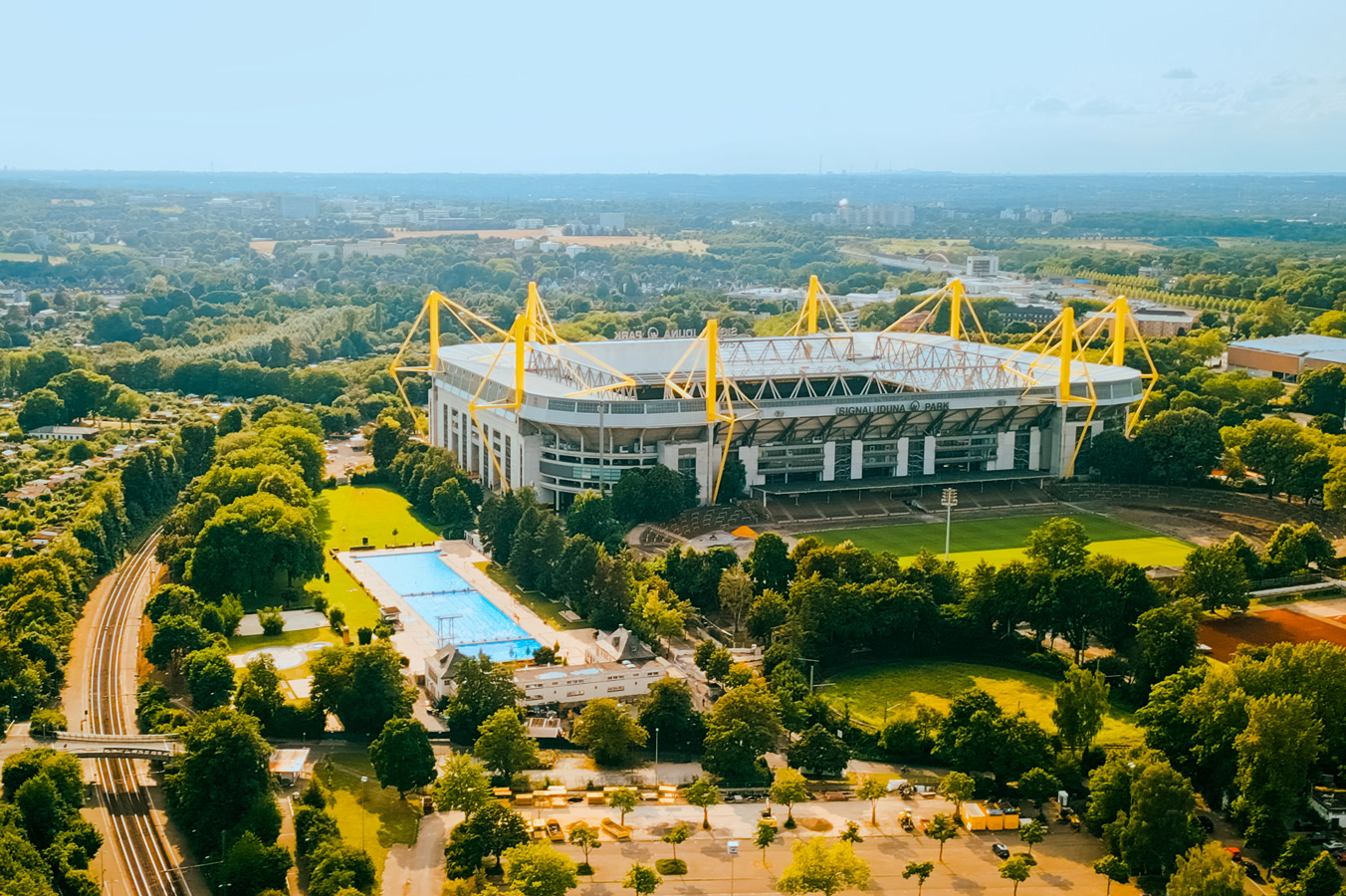 Blick aus der Luft auf das Dortmunder Fußballstadion (Signal Iduna Park)